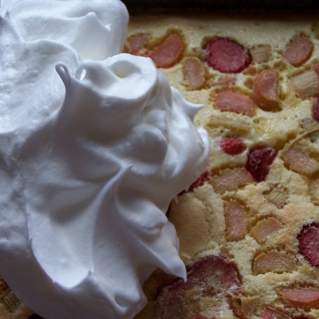 Krok 9 - Niezbyt imponujące, za to bardzo smaczne, czyli ciasto z rabarbarem i truskawkami :) foto