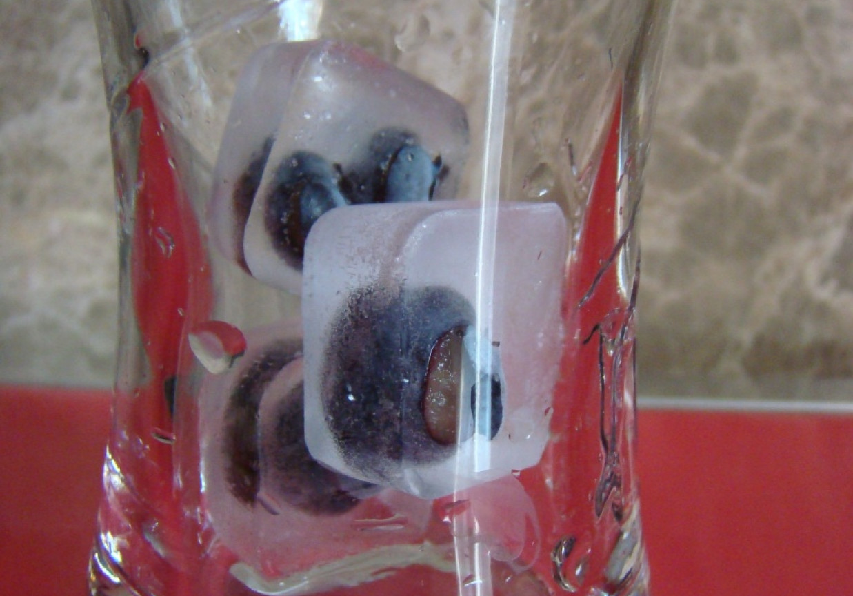 Niezwykłe kostki lodu do chłodnych napojów foto