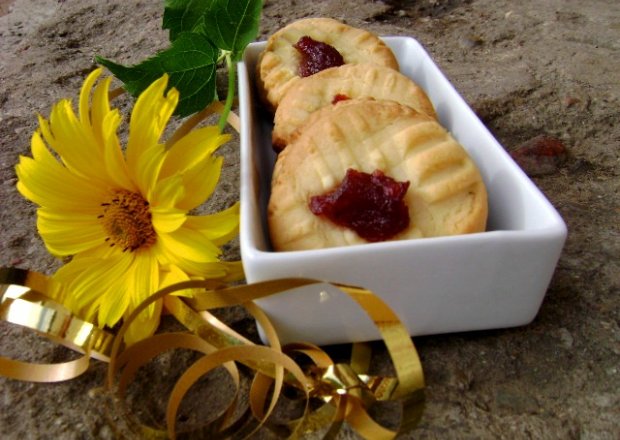 Fotografia przedstawiająca Niezwykle kruche i smaczne ciasteczka z marmoladą