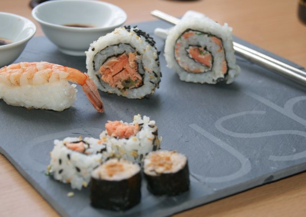 Fotografia przedstawiająca Nigiri sushi z krewetką