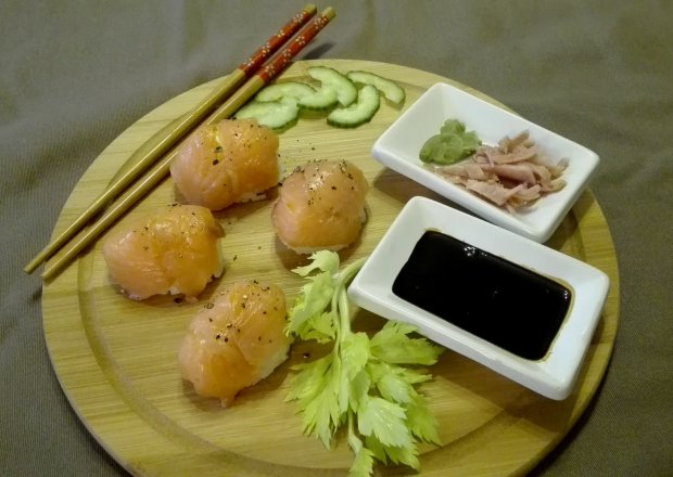 Fotografia przedstawiająca Nigiri sushi z łososiem