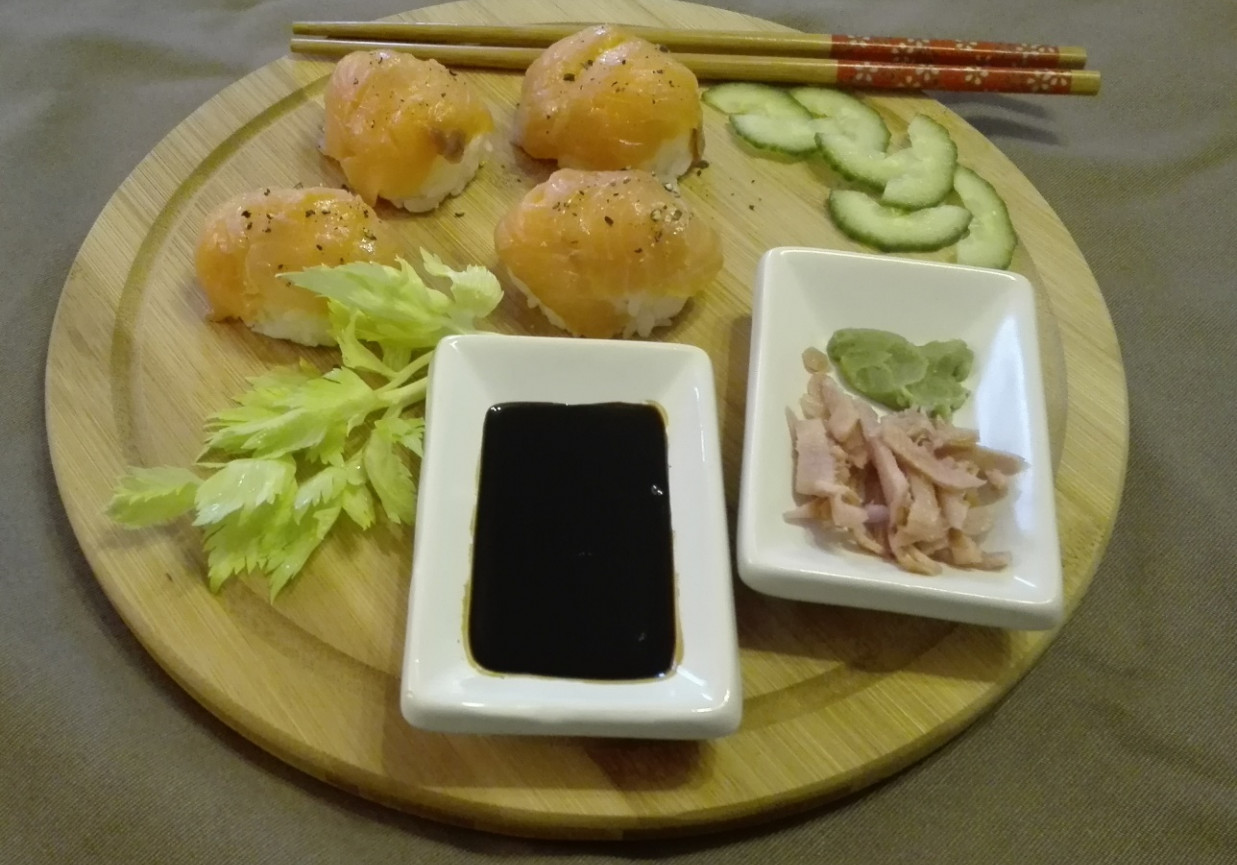 Nigiri sushi z łososiem foto