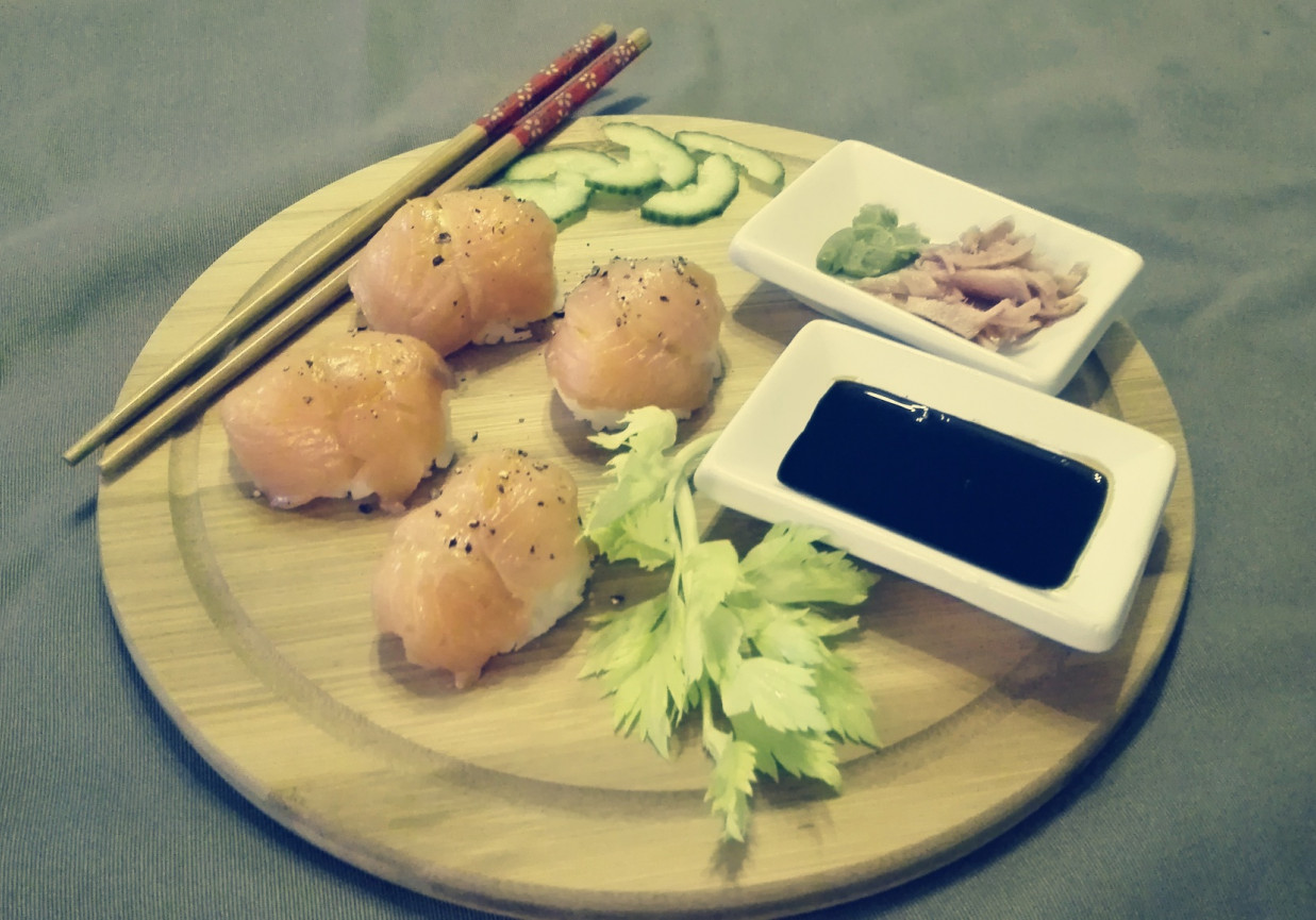 Nigiri sushi z łososiem foto
