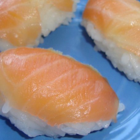 Krok 4 - Nigiri sushi z wędzonym łososiem foto