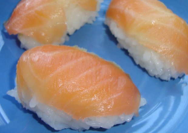 Fotografia przedstawiająca Nigiri sushi z wędzonym łososiem