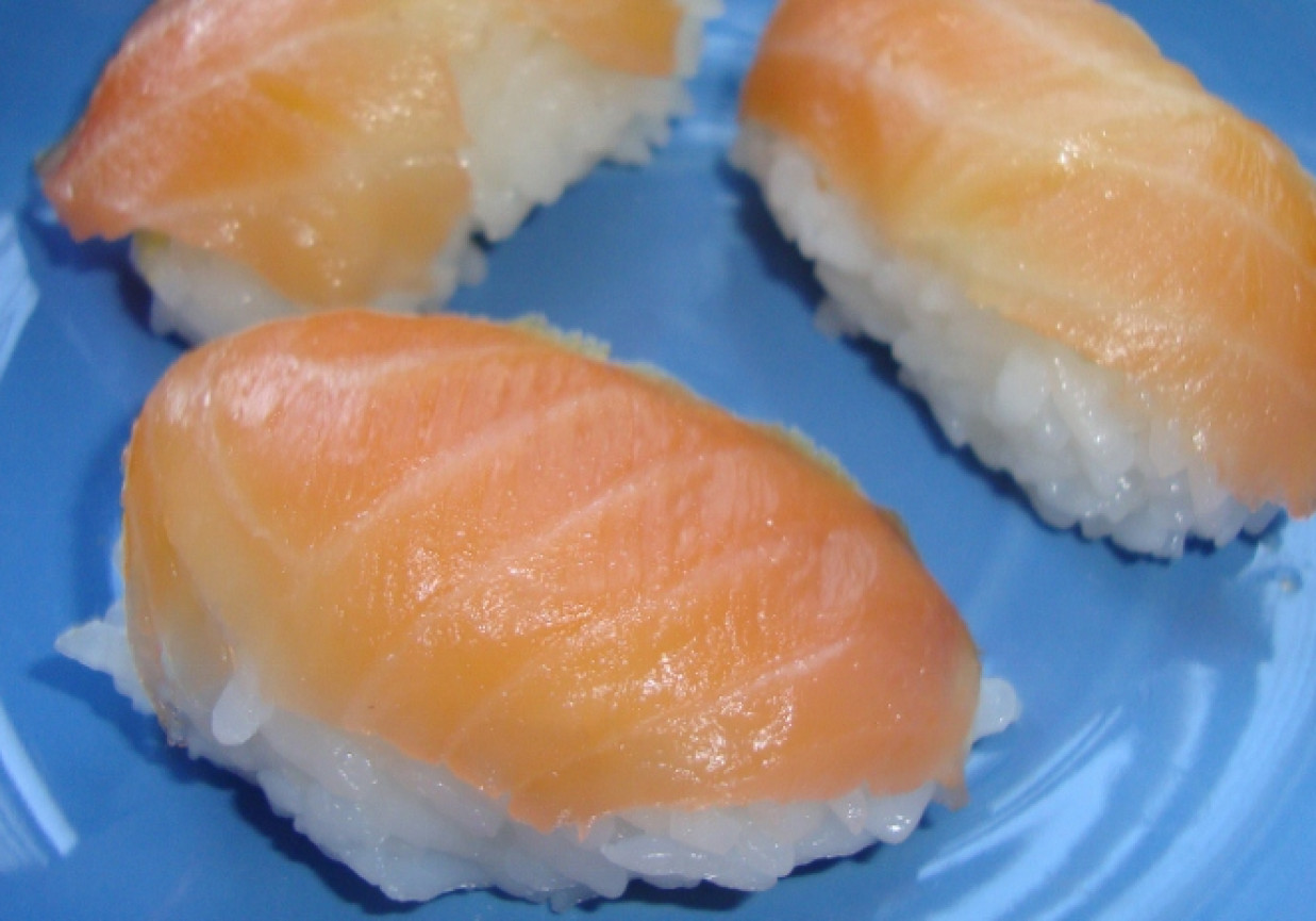 Nigiri sushi z wędzonym łososiem foto
