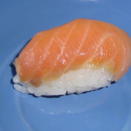 Krok 3 - Nigiri sushi z wędzonym łososiem foto