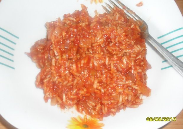 Fotografia przedstawiająca Niskokaloryczna potrawa - ryż z przecierem pomidorowym.