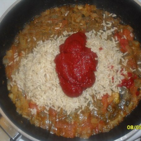 Krok 2 - Niskokaloryczna potrawa - ryż z przecierem pomidorowym. foto