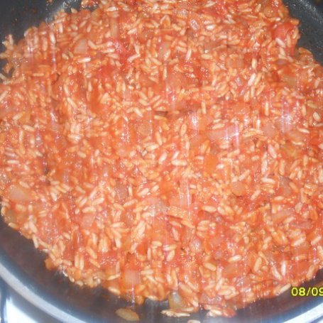 Krok 3 - Niskokaloryczna potrawa - ryż z przecierem pomidorowym. foto