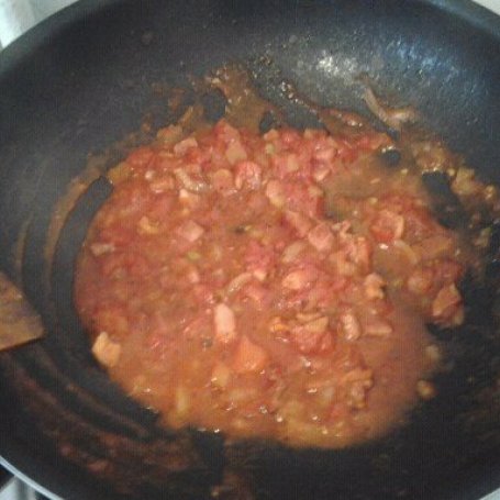 Krok 3 - Nitkowy makaron z sosem pomidorowym o bekonowym aromacie. foto