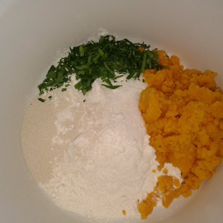 Krok 1 - Nocne bułki dyniowe z natką pietruszki foto