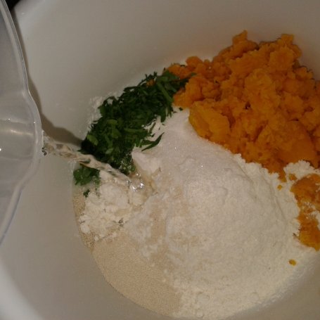 Krok 2 - Nocne bułki dyniowe z natką pietruszki foto