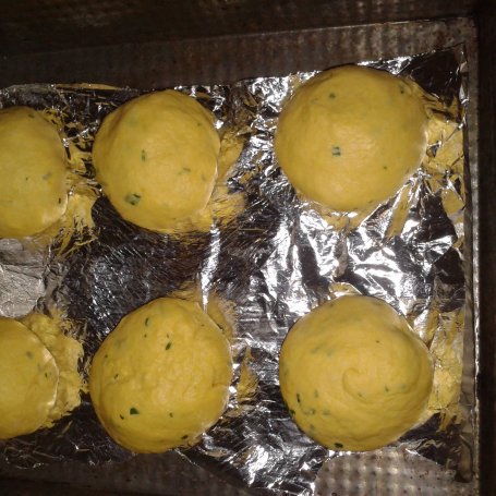 Krok 4 - Nocne bułki dyniowe z natką pietruszki foto