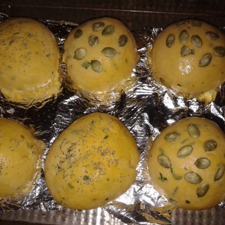 Krok 5 - Nocne bułki dyniowe z natką pietruszki foto