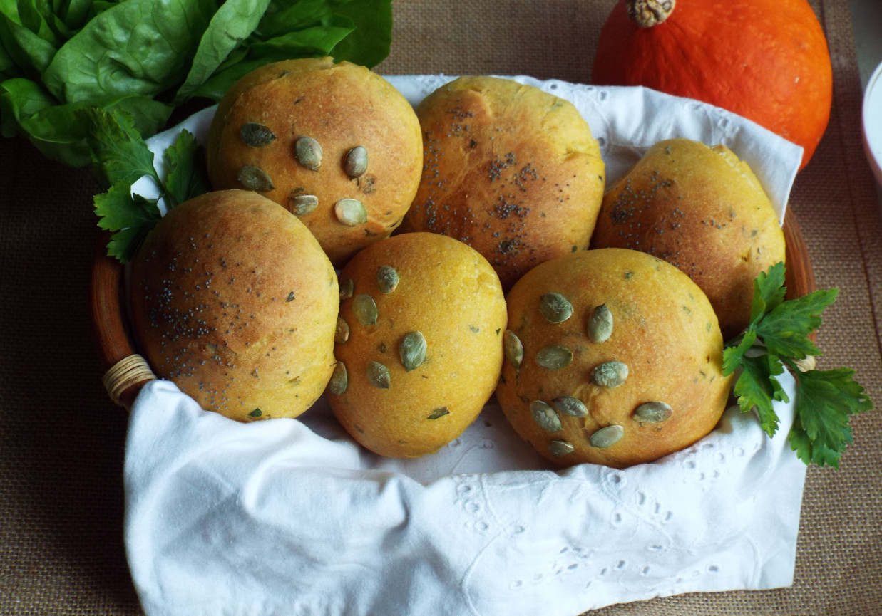 Nocne bułki dyniowe z natką pietruszki foto