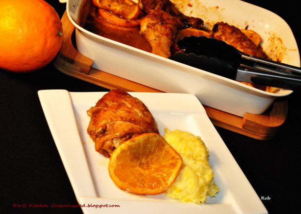 Fotografia przedstawiająca Nogi kurczaka pieczone w pomarańczach