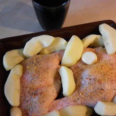 Krok 4 - Nogi z kaczki z jabłkami i żurawiną. foto