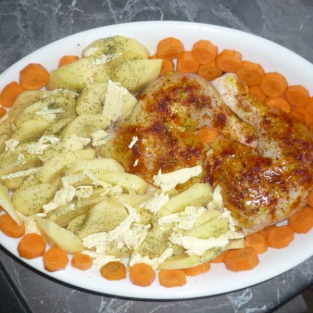 Krok 3 - nogi z kurczaka z ziemniakami i marchewką foto