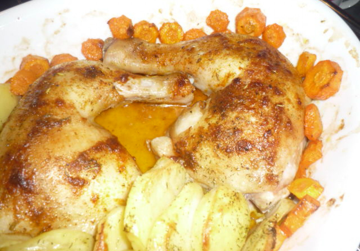 nogi z kurczaka z ziemniakami i marchewką foto