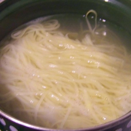 Krok 3 - Noodle chińskie w curry foto