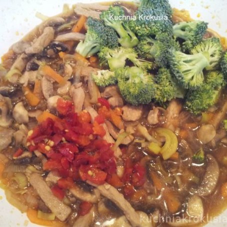 Krok 4 - Noodle z wieprzowiną i warzywami foto