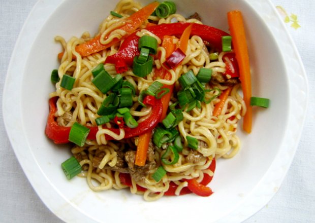 Fotografia przedstawiająca noodle z wołowiną i warzywami w sosie sojowo- ostrygowym