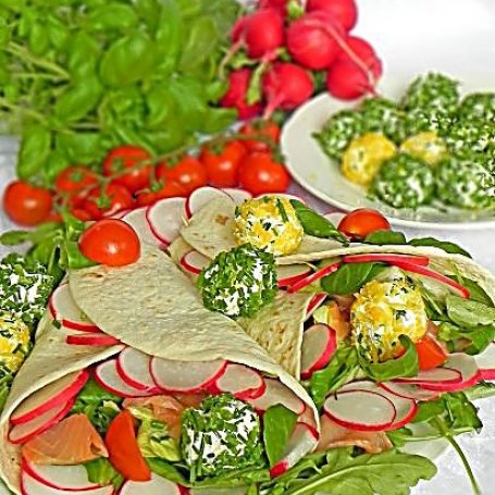 Krok 4 - Nowalijkowa tortilla z cytrynowo-ziołowymi kuleczkami twarogowymi foto