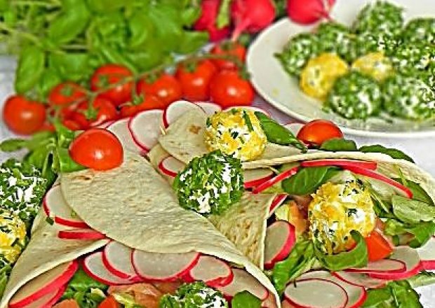 Fotografia przedstawiająca Nowalijkowa tortilla z cytrynowo-ziołowymi kuleczkami twarogowymi