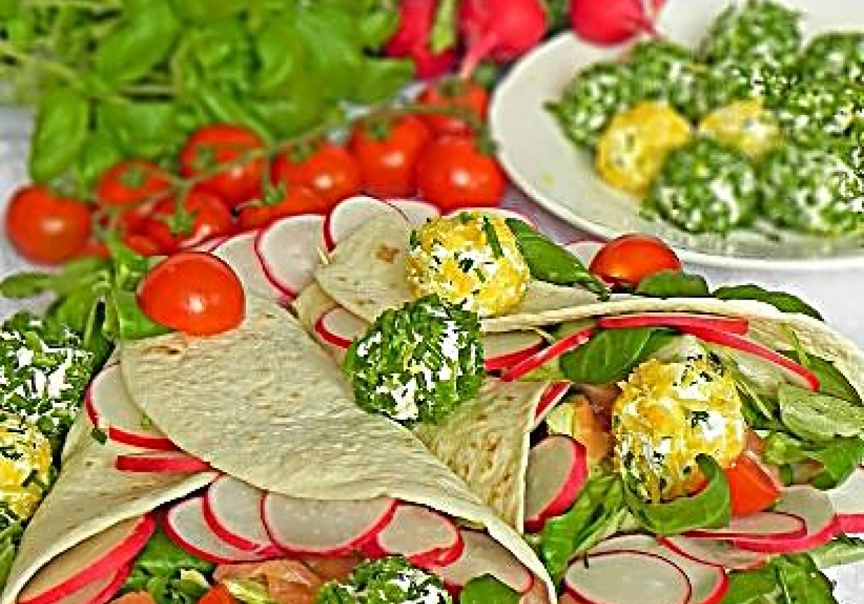 Nowalijkowa tortilla z cytrynowo-ziołowymi kuleczkami twarogowymi foto