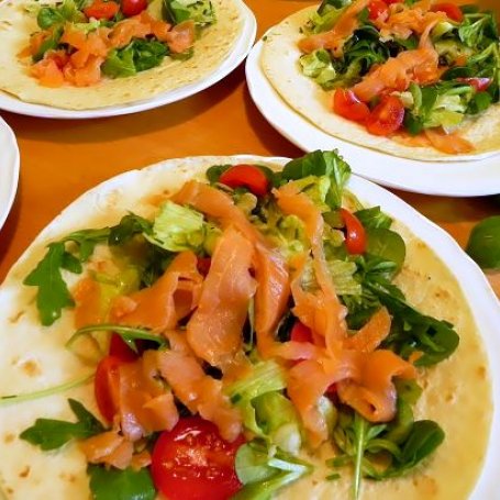 Krok 3 - Nowalijkowa tortilla z cytrynowo-ziołowymi kuleczkami twarogowymi foto