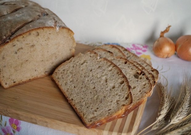Fotografia przedstawiająca Nowojorski chleb z cebulą na zakwasie