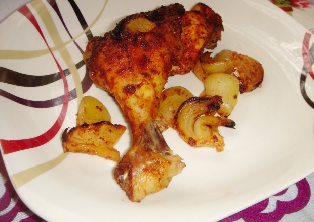 Fotografia przedstawiająca Nóżki z kurczaka pieczone z cebulką w masełku