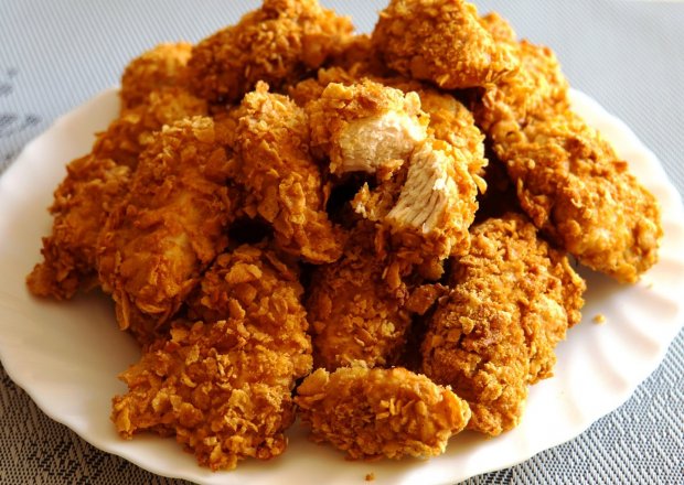 Fotografia przedstawiająca Nuggetsy z kurczaka pieczone w piekarniku