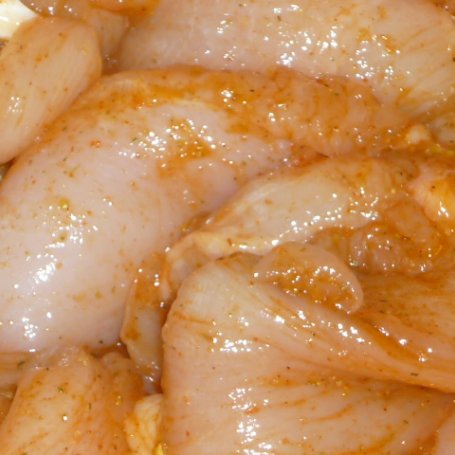 Krok 3 - Nuggetsy z piersi kurczaka podane z sosem czosnkowym foto