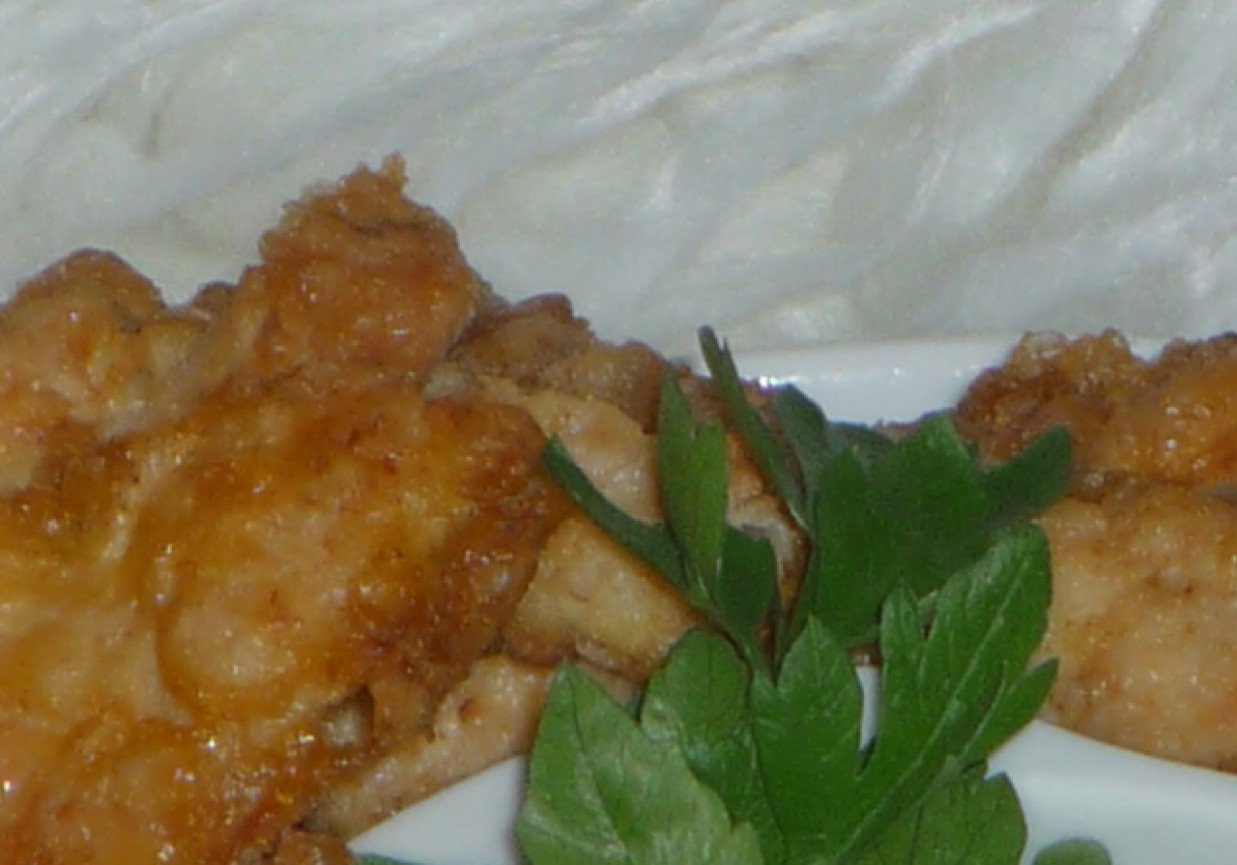 Nuggetsy z piersi kurczaka podane z sosem czosnkowym foto