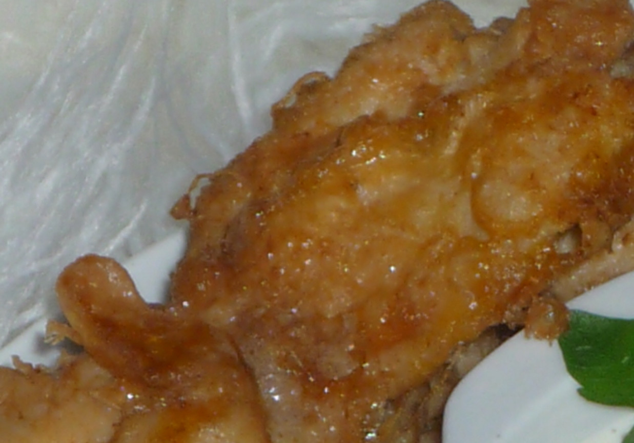 Nuggetsy z piersi kurczaka podane z sosem czosnkowym foto