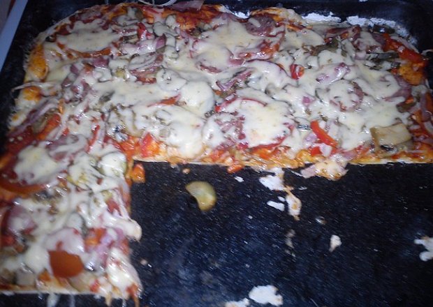Fotografia przedstawiająca Obfita pizza z ogórkami