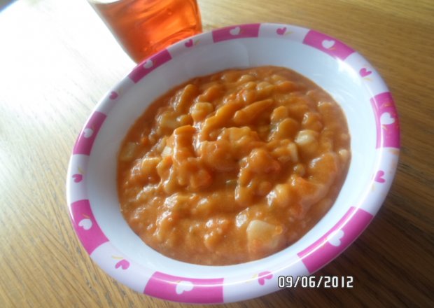 Fotografia przedstawiająca Obiad dla niemowlaka: Dorsz w pomidorach z makaronem