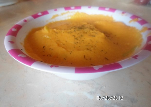 Fotografia przedstawiająca Obiad dla niemowlaka: Krem marchwiowy