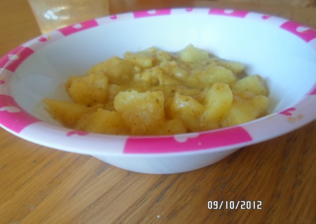 Fotografia przedstawiająca Obiad dla niemowlaka: Ziemniaki zapiekane w sosie brokułowo serowym