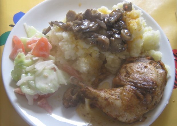 Fotografia przedstawiająca Obiad mięsny z pieczarkami i sałatką