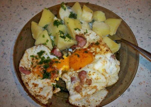 Fotografia przedstawiająca Obiad na szybko- ziemniaki z jajkami sadzonymi i boczkiem