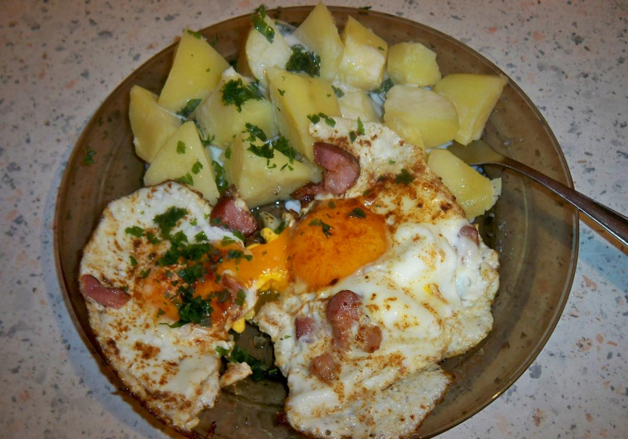 Obiad na szybko- ziemniaki z jajkami sadzonymi i boczkiem foto