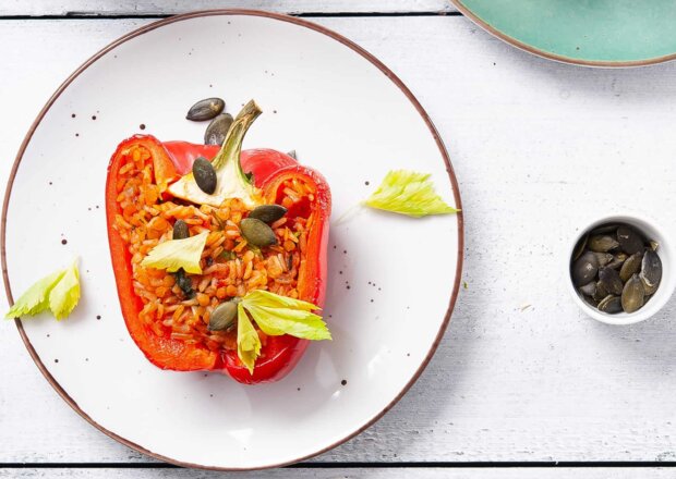 Fotografia przedstawiająca Obiad: Papryka faszerowana soczewicą, ryżem, pomidorami oraz jarmużem