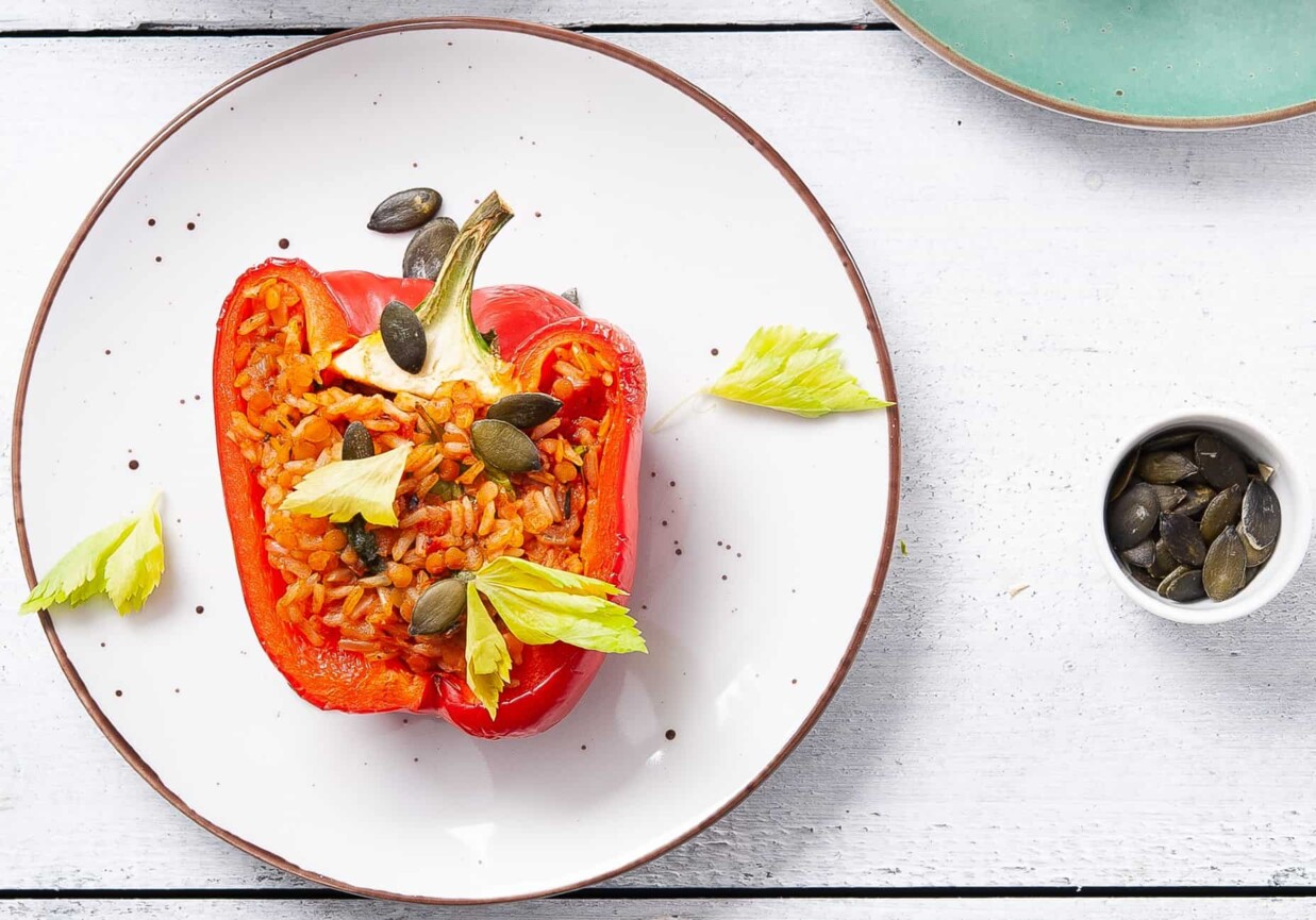 Obiad Papryka faszerowana soczewicą, ryżem, pomidorami oraz jarmużem