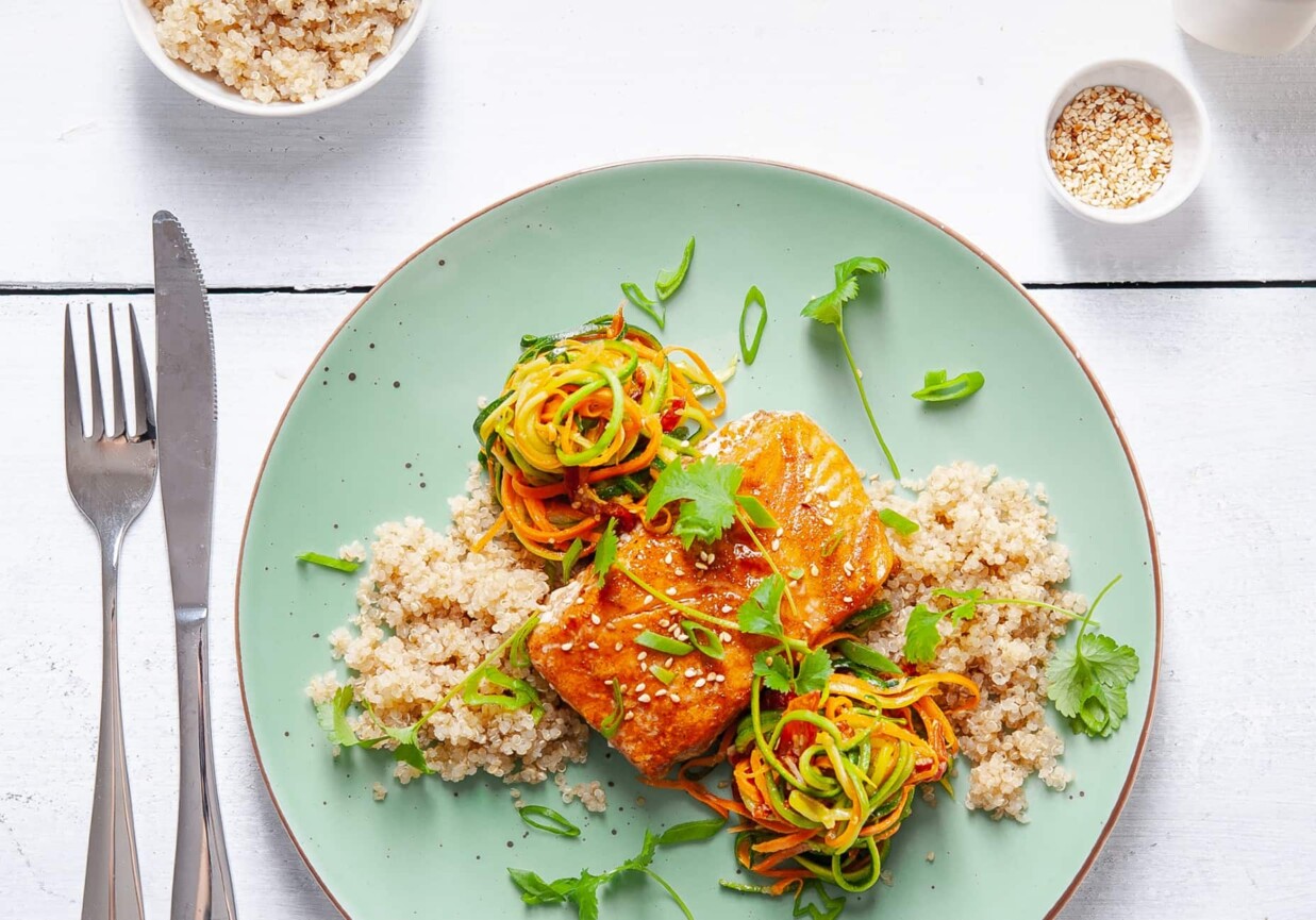 Obiad: Pieczony łosoś na komosie ryżowej i spaghetti z cukinii i marchewki foto