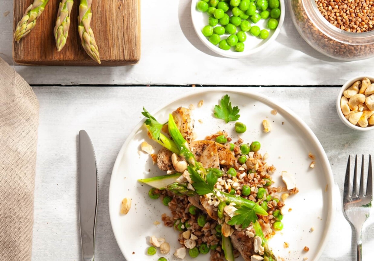 Obiad: Potrawka z indykiem, groszkiem, szparagami i kaszą gryczaną foto