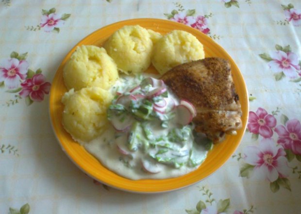 Fotografia przedstawiająca Obiad z kurczakiem i sałatką