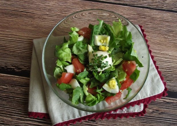 Fotografia przedstawiająca Obiadowa sałata z jajkiem i pomidorem